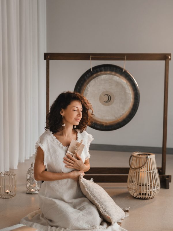 A woman in white clothes holds an envelope with a wish in her hands. The concept of a women's circle.